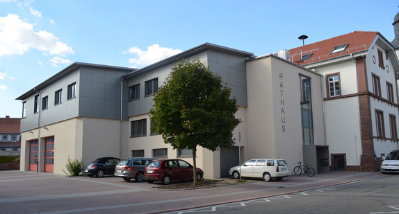 Modernisiertes Rathaus mit Anbau in Aglasterhausen Modernisiertes Rathaus mit Anbau in Aglasterhausen