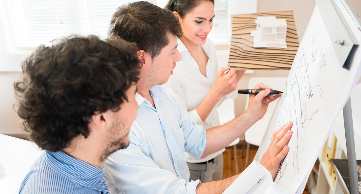 Rechtliche Grundlagen Besonderes Städtebaurecht Zwei Männer und ein Frau besprechen Pläne (Bild: © Kzenon)