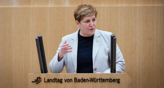 Ministerin Nicole Razavi spricht im Landtag Ministerin Nicole Razavi spricht im Landtag