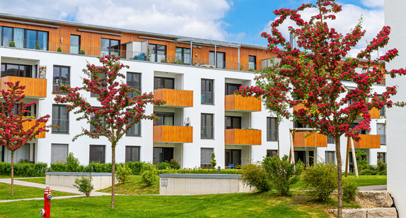 Moderner Wohnblock mit Grünanlage Moderner Wohnblock mit Grünanlage