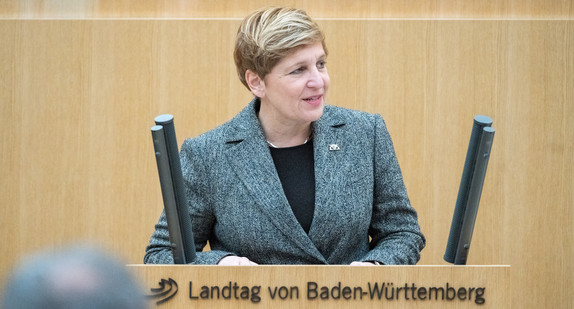 Ministerin Nicole Razavi MdL bei ihrer Haushaltsrede im Landtag Ministerin Nicole Razavi MdL bei ihrer Haushaltsrede im Landtag