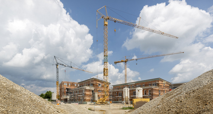 Rohbau eines Mehrfamilienhauses, Deutschland Wohnblöcke im Rohbau