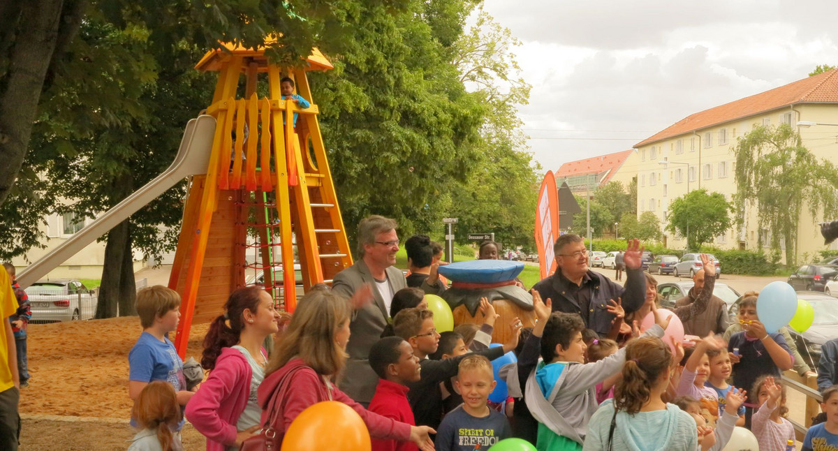 Förderprogramm Nichtinvestive Städtebauförderung Kinder und Erwachsene auf einem Spielplatz