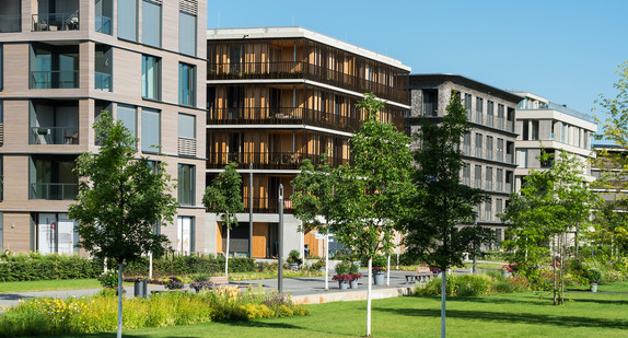 Moderne Wohnblöcke im Wohngebiet mit Grünanlage Moderne Wohnblöcke im Wohngebiet mit Grünanlage