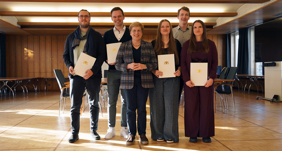 Ministerin Razavi mit den neuen Regierungsbaumeisterinnen und Regierungsbaumeistern 2026. V.l.: Manuel Riedlinger, David Maihöfer, Ministerin Nicole Razavi MdL, Annika Bauer, Johannes Martin Schöckle und Salome Cynthia Schwarz.