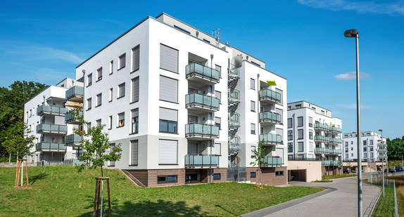 Moderne Mehrfamilienhäuser mit Grünanlage Moderne Mehrfamilienhäuser mit Grünanlage