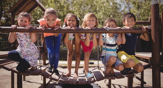 Kinder auf dem Spielplatz Kinder auf dem Spielplatz